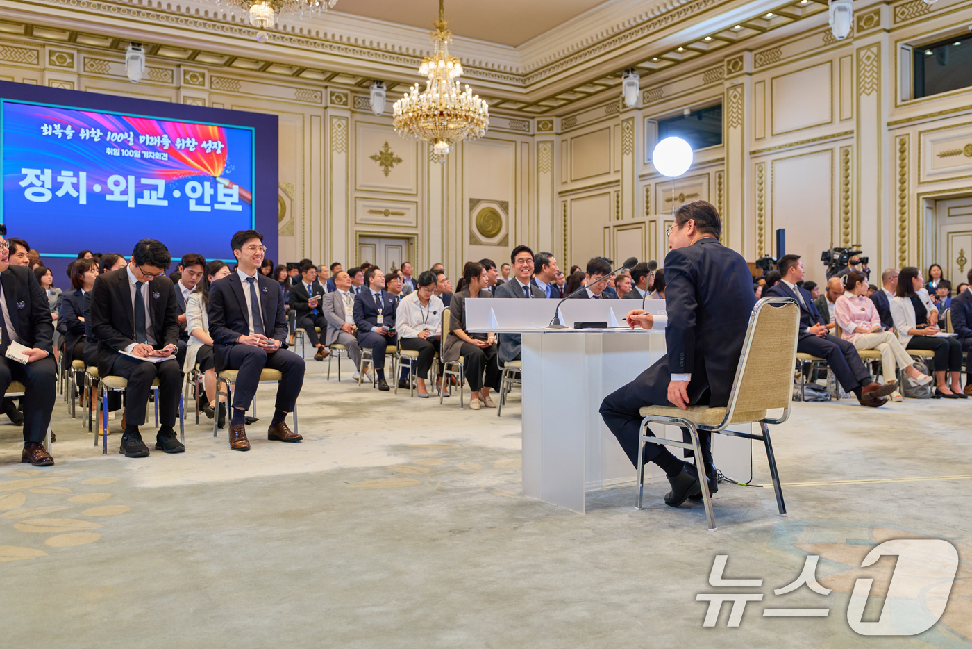 (서울=뉴스1) 허경 기자 = 이재명 대통령이 11일 청와대 영빈관에서 '회복을 위한 100일, 미래를 위한 성장'을 주제로 열린 취임 100일 기자회견에서 기자들의 질문에 답변하 …