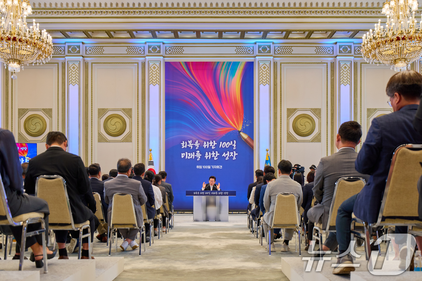 (서울=뉴스1) 허경 기자 = 이재명 대통령이 11일 청와대 영빈관에서 '회복을 위한 100일, 미래를 위한 성장'을 주제로 열린 취임 100일 기자회견에서 기자들의 질문에 답변하 …