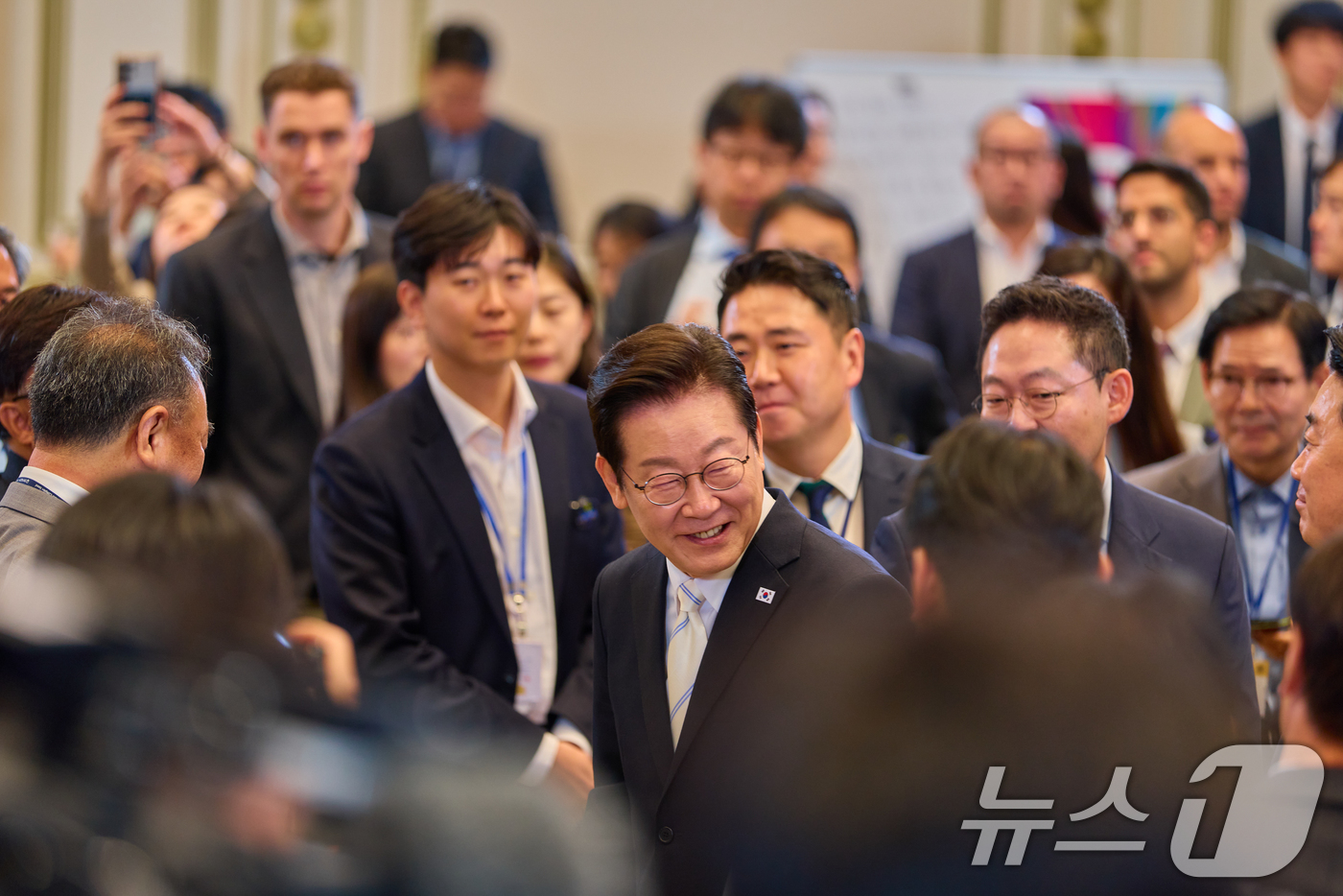 (서울=뉴스1) 허경 기자 = 이재명 대통령이 11일 청와대 영빈관에서 '회복을 위한 100일, 미래를 위한 성장'을 주제로 열린 취임 100일 기자회견에서 기자들과 인사하고 있다 …