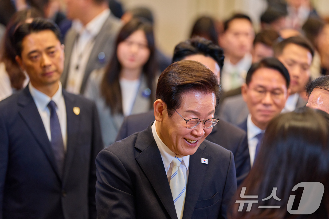 (서울=뉴스1) 허경 기자 = 이재명 대통령이 11일 청와대 영빈관에서 '회복을 위한 100일, 미래를 위한 성장'을 주제로 열린 취임 100일 기자회견에서 기자들과 인사하고 있다 …