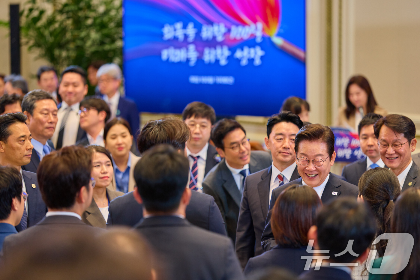 (서울=뉴스1) 허경 기자 = 이재명 대통령이 11일 청와대 영빈관에서 '회복을 위한 100일, 미래를 위한 성장'을 주제로 열린 취임 100일 기자회견에서 기자들과 인사하고 있다 …