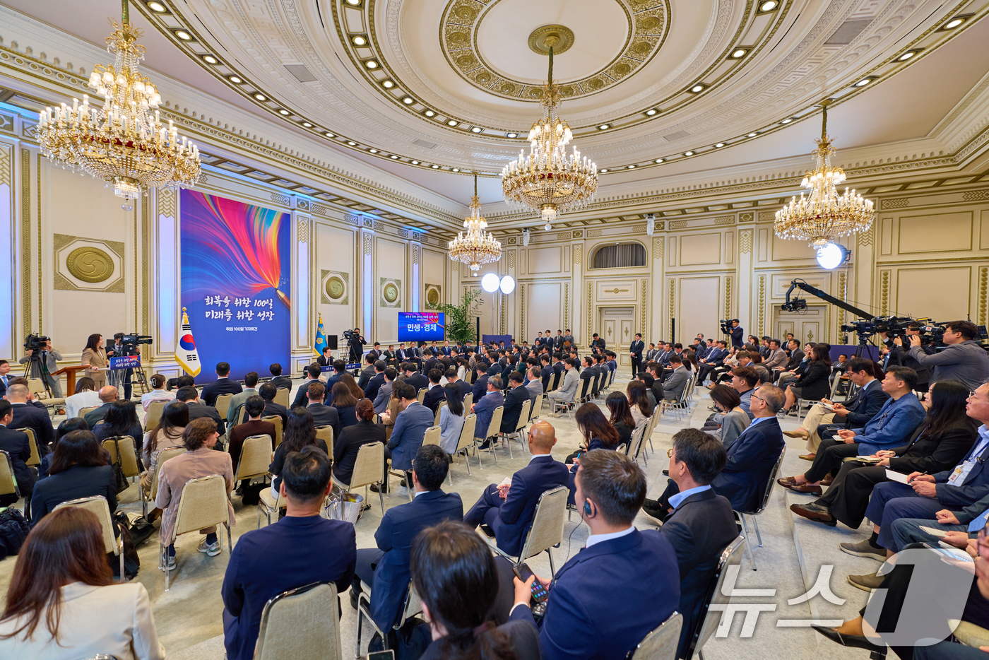 (서울=뉴스1) 허경 기자 = 이재명 대통령이 11일 청와대 영빈관에서 '회복을 위한 100일, 미래를 위한 성장'을 주제로 열린 취임 100일 기자회견에서 기자들의 질문에 답변하 …