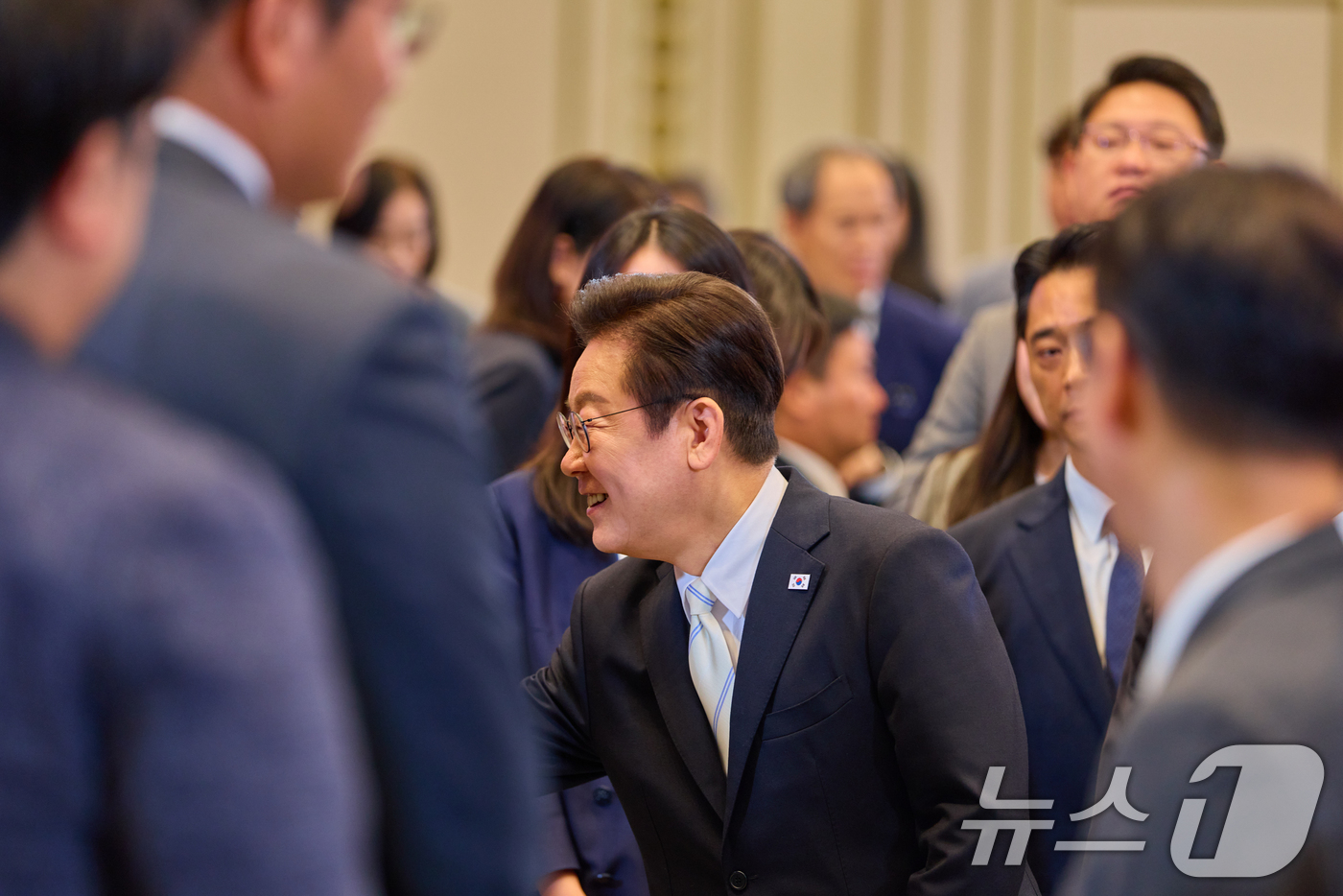 (서울=뉴스1) 허경 기자 = 이재명 대통령이 11일 청와대 영빈관에서 '회복을 위한 100일, 미래를 위한 성장'을 주제로 열린 취임 100일 기자회견에서 기자들과 인사하고 있다 …