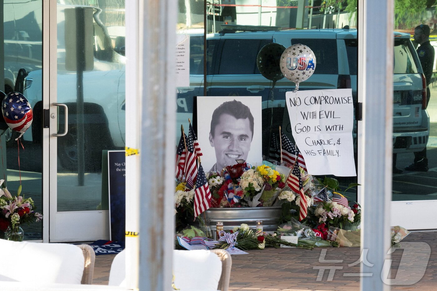본문 이미지 - 지난해 9월 10일(현지시간) 미국 애리조나주 피닉스에 있는 보수 정치단체 '터닝포인트 유에스에이(Turning Point USA)' 본부에 이 단체의 창립자로, 총탄에 맞아 사망한 찰리 커크의 사진과 그를 추모하기 위한 성조기 및 꽃이 놓여 있다. 2025.09.10 ⓒ 로이터=뉴스1