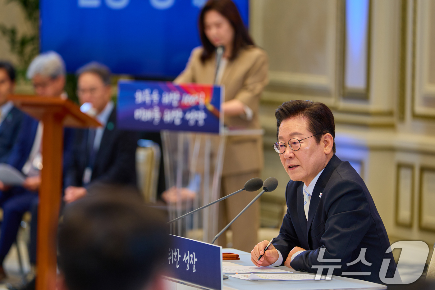 (서울=뉴스1) 허경 기자 = 이재명 대통령이 11일 청와대 영빈관에서 '회복을 위한 100일, 미래를 위한 성장'을 주제로 열린 취임 100일 기자회견에서 기자들의 질문에 답변하 …