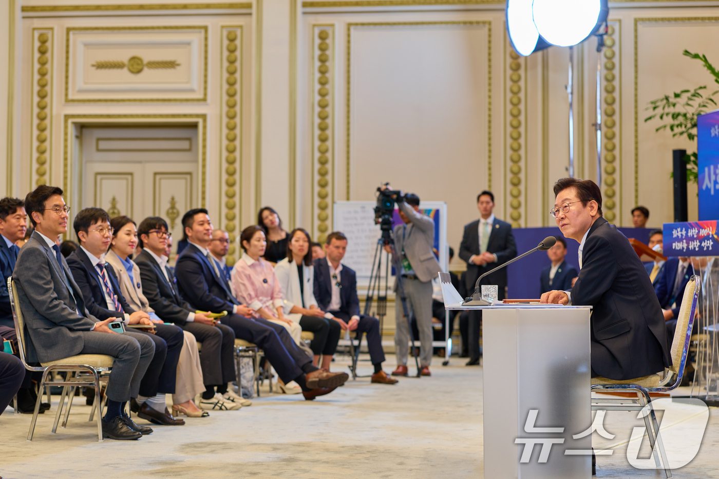 (서울=뉴스1) 허경 기자 = 이재명 대통령이 11일 청와대 영빈관에서 '회복을 위한 100일, 미래를 위한 성장'을 주제로 열린 취임 100일 기자회견에서 기자들의 질문에 답변하 …