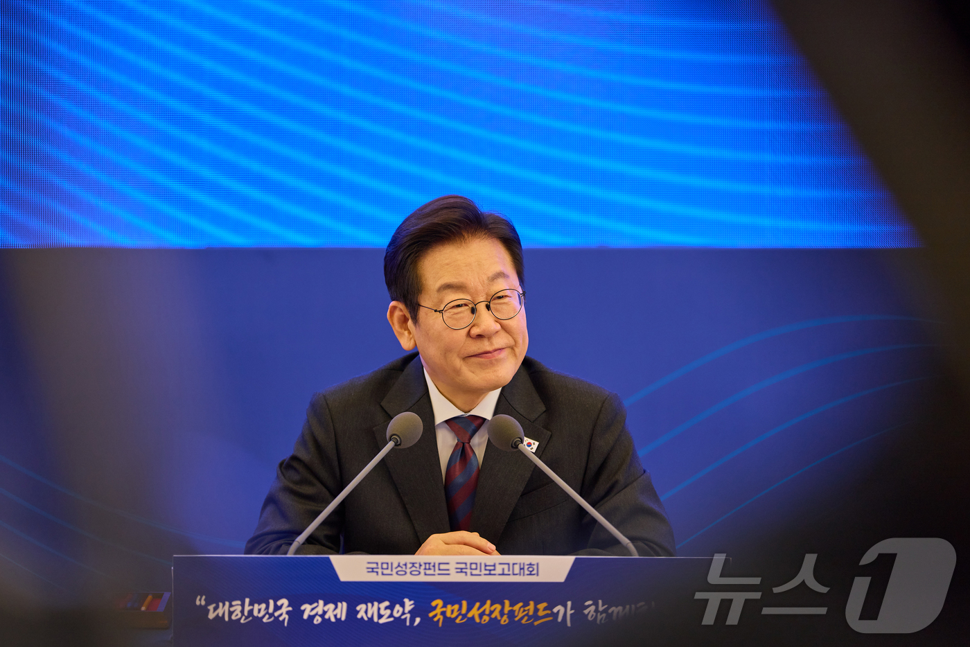 (서울=뉴스1) 허경 기자 = 이재명 대통령이 지난 10일 서울 마포구 프론트원에서 열린 국민성장펀드 보고대회에서 참석자들의 발언을 듣고 있다. (이재명 대통령 SNS. 재판매 및 …