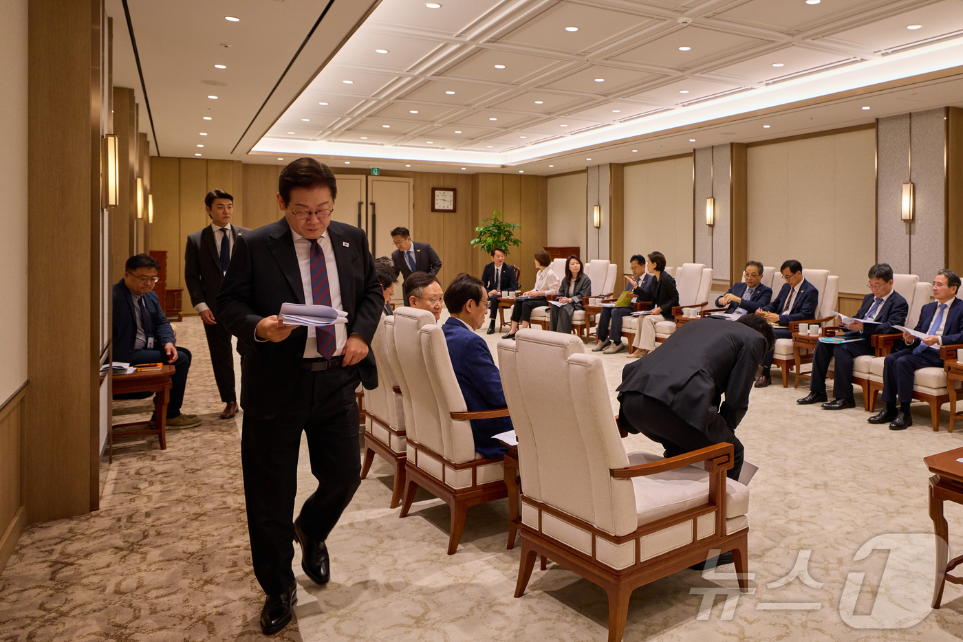 (서울=뉴스1) 허경 기자 = 이재명 대통령이 지난 10일 서울 용산 대통령실 청사에서 가진 티타임에 참석하고 있다. (이재명 대통령 SNS. 재판매 및 DB 금지) 2025.9. …