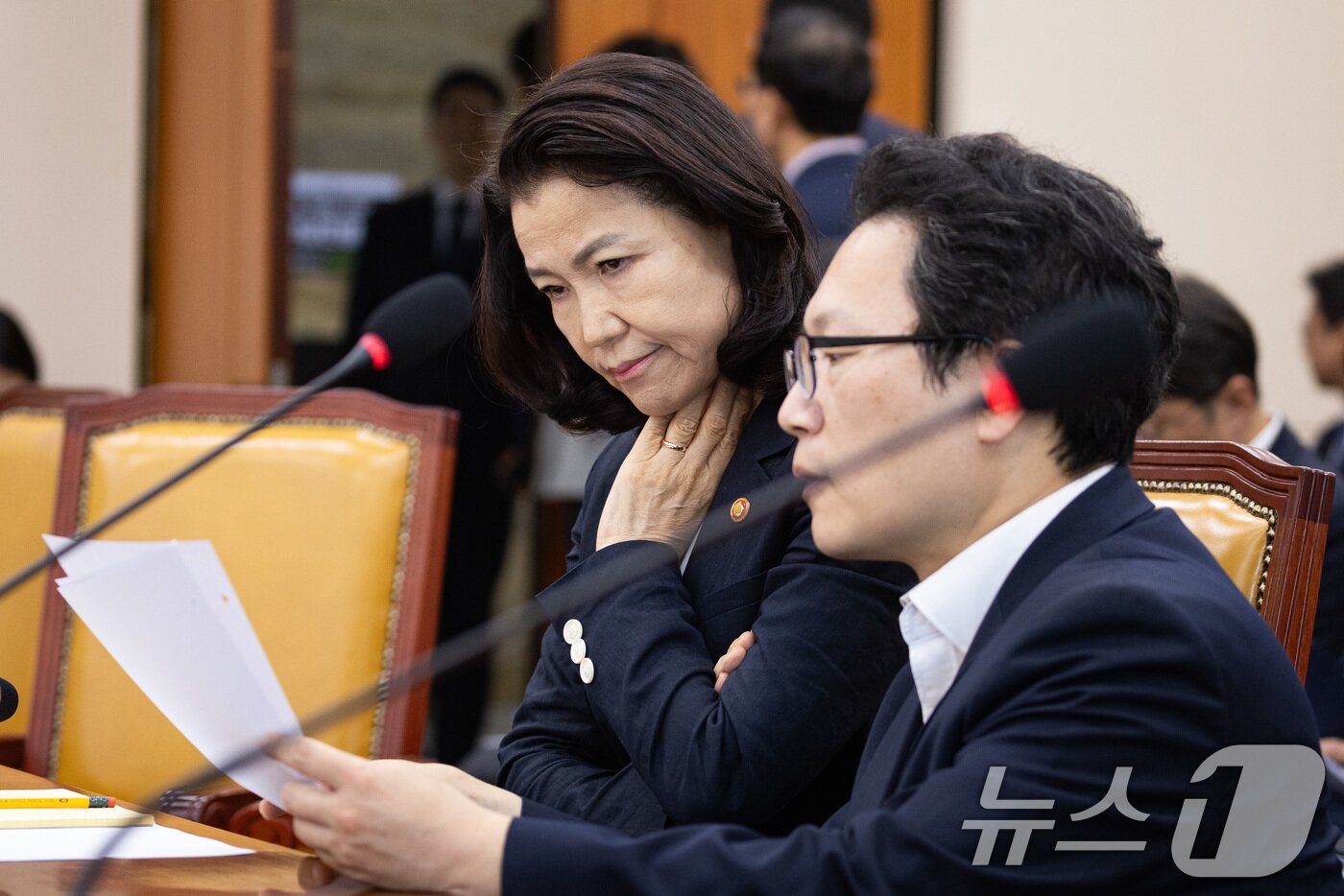 본문 이미지 - 이진숙 방송통신위원장이 11일 서울 여의도 국회에서 열린 제429회 국회&#40;정기회&#41; 과학기술정보방송통신위원회 제3차 전체회의에 출석해 굳은 표정으로 관계자와 자료를 살피고 있다. 2025.9.11/뉴스1 ⓒ News1 유승관 기자