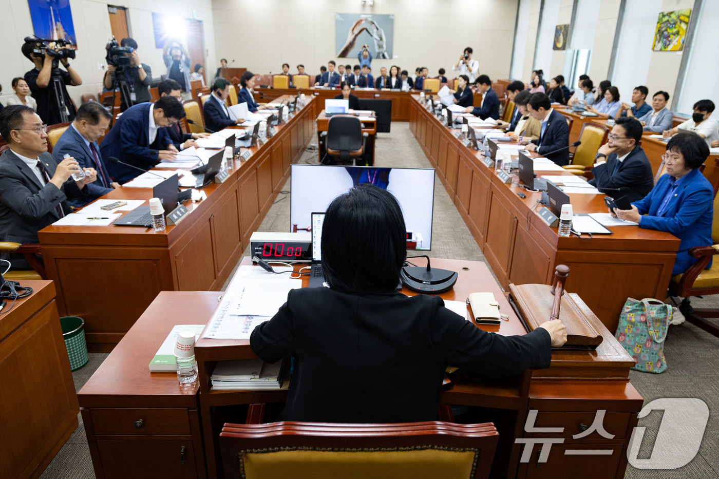 (서울=뉴스1) 유승관 기자 = 최민희 국회 과학기술정보방송통신위원회 위원장이 11일 서울 여의도 국회에서 열린 제429회 국회(정기회) 과학기술정보방송통신위원회 제3차 전체회의에 …