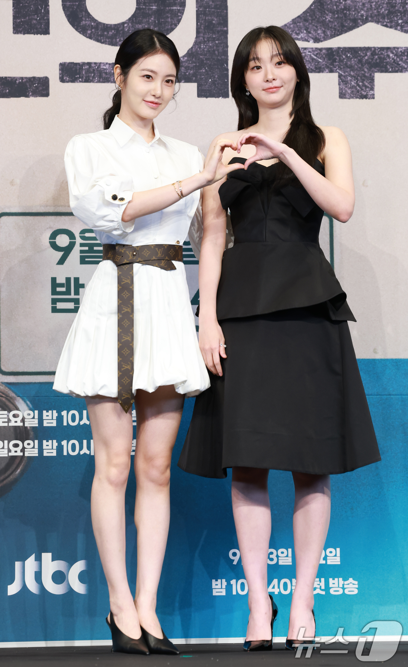 (서울=뉴스1) 권현진 기자 = 배우 김다미와 신예은(오른쪽)이 11일 오후 서울 구록 더링크서울 트리뷰트 포트폴리오 호텔에서 열린 JTBC 새 토일극 '백번의 추억' 제작발표회에 …