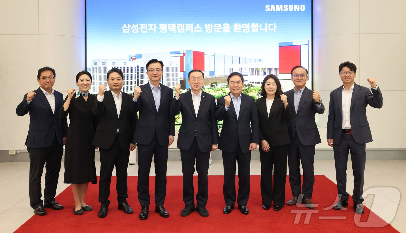 (대전=뉴스1) 이동원 기자 = 이명구 관세청장은 11일 경기도 평택에 소재한 ㈜삼성전자 평택캠퍼스를 방문하여 반도체 생산 현장을 살펴본 후, 반도체 업계의 대미 수출 지원을 위한 …