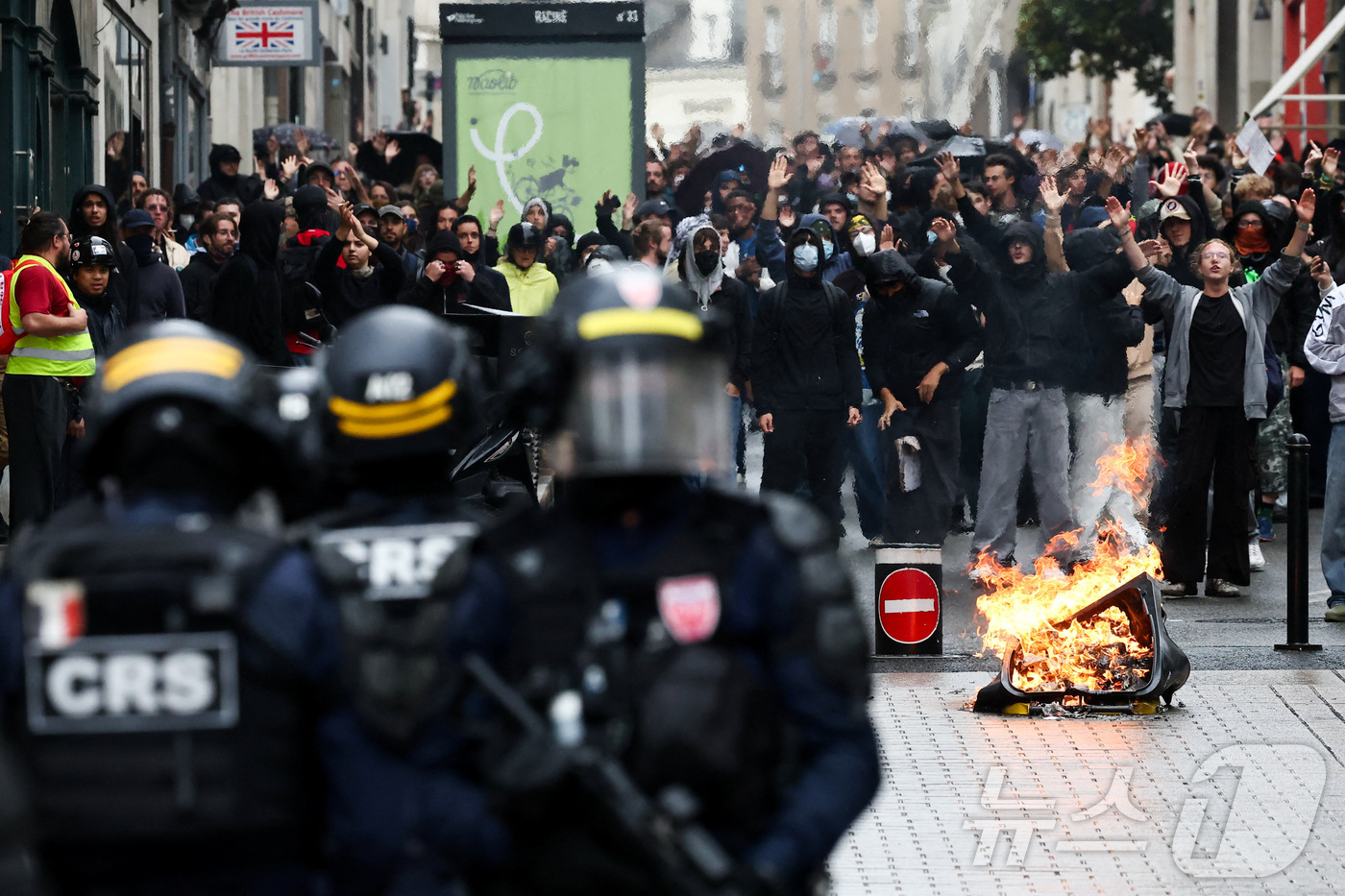 (낭트 로이터=뉴스1) 강서연 기자 = 10일(현지시간) 프랑스 낭트에서 시민들이 국가 마비 운동인 '모든 것을 멈춰라'(Bloquons Tout) 시위에 참여하고 있다. 2025 …