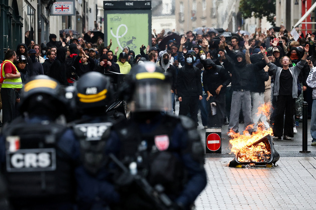 [포토] 거리로 나선 프랑스 시민들, "모든 것을 멈춰라"