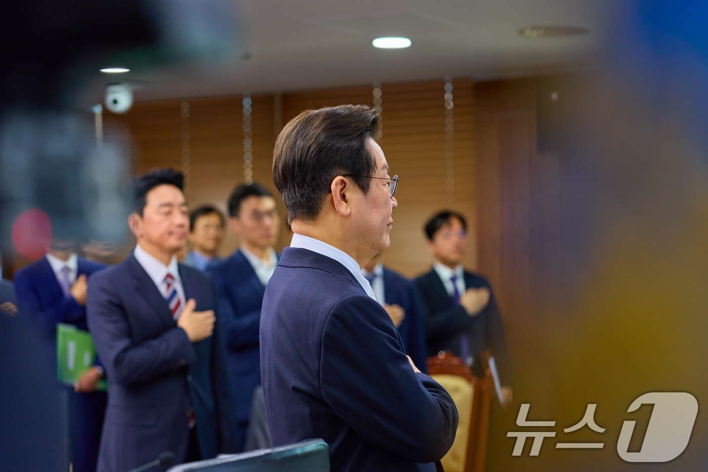 (서울=뉴스1) 허경 기자 = 이재명 대통령이 11일 서울 용산 대통령실 청사에서 열린 수석·보좌관 회의에서 국민의례를 하고 있다. (대통령실 제공. 재판매 및 DB 금지) 202 …