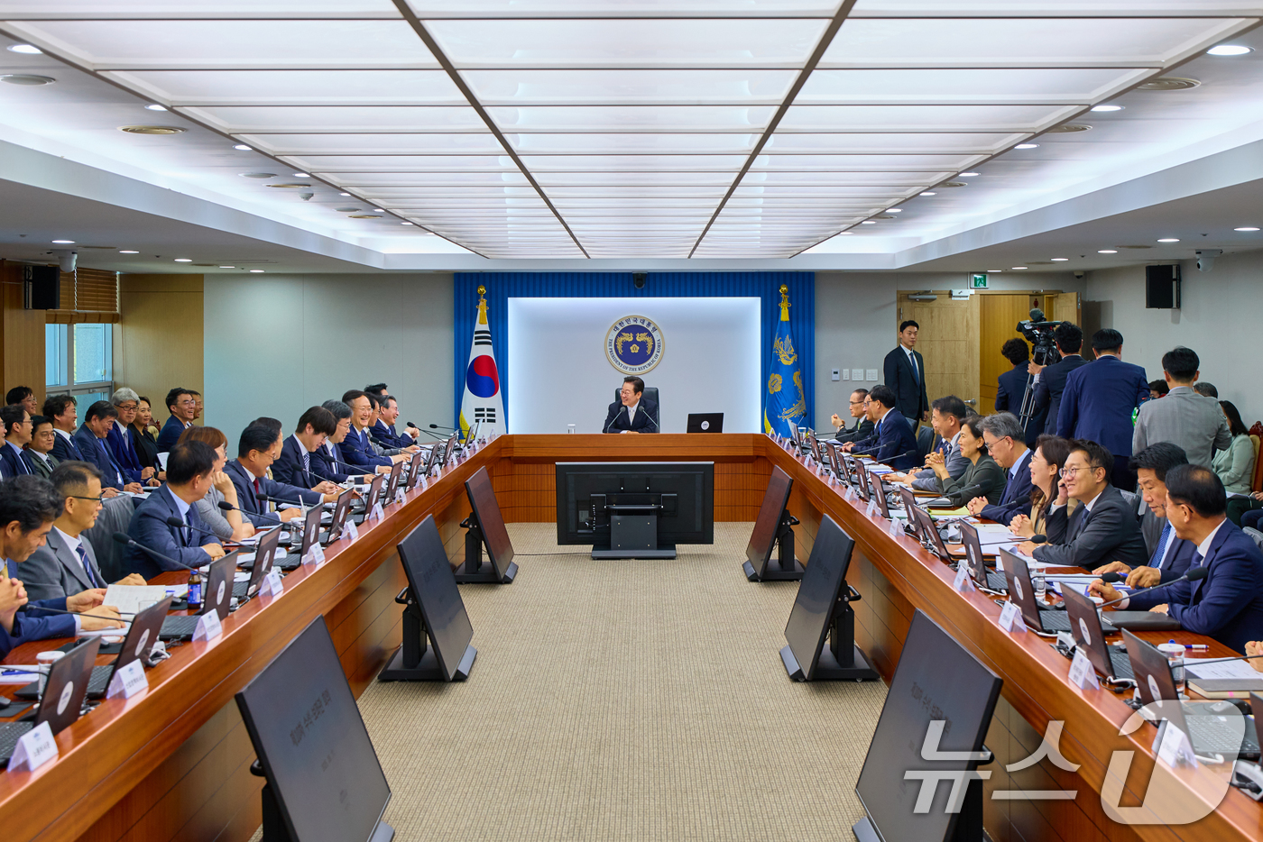 (서울=뉴스1) 허경 기자 = 이재명 대통령이 11일 서울 용산 대통령실 청사에서 열린 수석·보좌관 회의에서 발언하고 있다. (대통령실 제공. 재판매 및 DB 금지) 2025.9. …