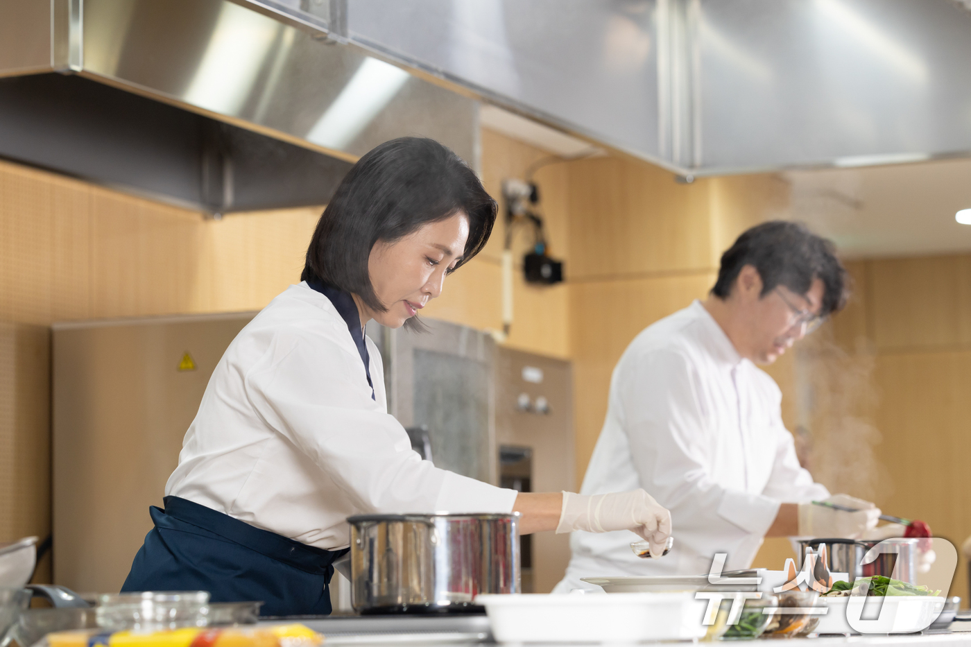 (서울=뉴스1) 허경 기자 = 이재명 대통령 부인 김혜경 여사가 11일 서울 광진구 세종대학교에서 열린 삼삼한 요리 경연대회를 방문해 요리 시연을 하고 있다. (대통령실 제공. 재 …