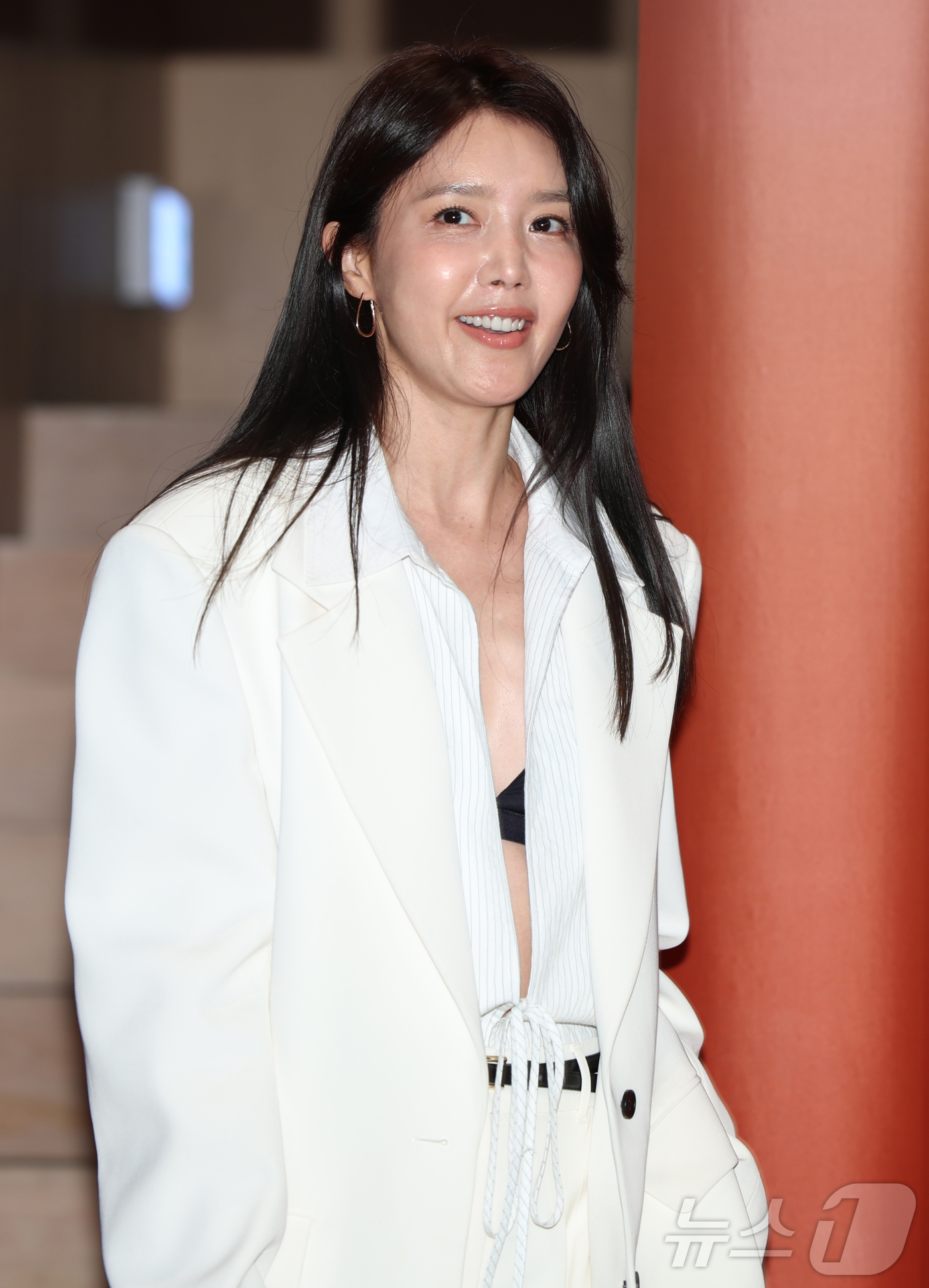 (서울=뉴스1) 권현진 기자 = 배우 채정안이 11일 오후 서울 강남구 설화수 도산 플래그십 스토어에서 열린 오픈 행사에 참석하고 있다. (공동취재) 2025.9.11/뉴스1