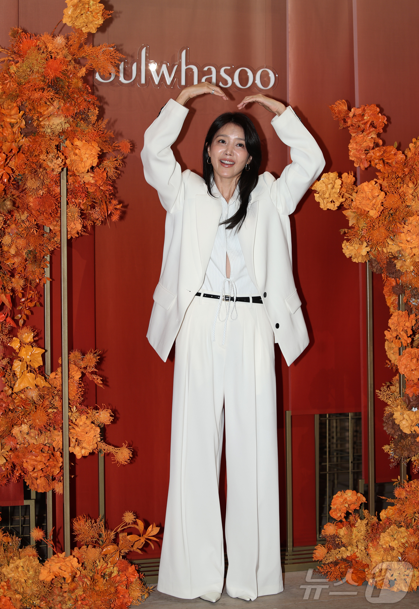 (서울=뉴스1) 권현진 기자 = 배우 채정안이 11일 오후 서울 강남구 설화수 도산 플래그십 스토어에서 열린 오픈 행사에 참석해 포즈를 취하고 있다. (공동취재) 2025.9.11 …