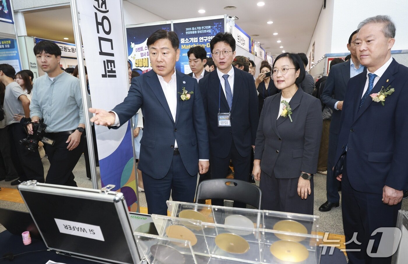 본문 이미지 - 11일 전북대에서 &#39;중소기업-연구인력 매칭데이&#39; 행사가 개최된 가운데 한성숙 중소벤처기업부 장관과 김관영 전북지사가 대화를 나누고 있다.&#40;전북도 제공. 재판매 및 DB금지&#41;/뉴스1 