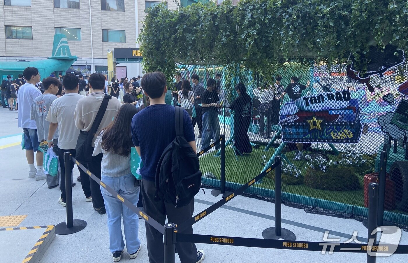 본문 이미지 - 크래프톤 'PUBG: 배틀그라운드' 내 박격포 슈팅 체험을 현실화한 '모르타르 존'(MORTAR ZONE) 앞에 방문객들이 줄을 서 있다. 2025.09.11. ⓒ 뉴스1 신은빈 기자