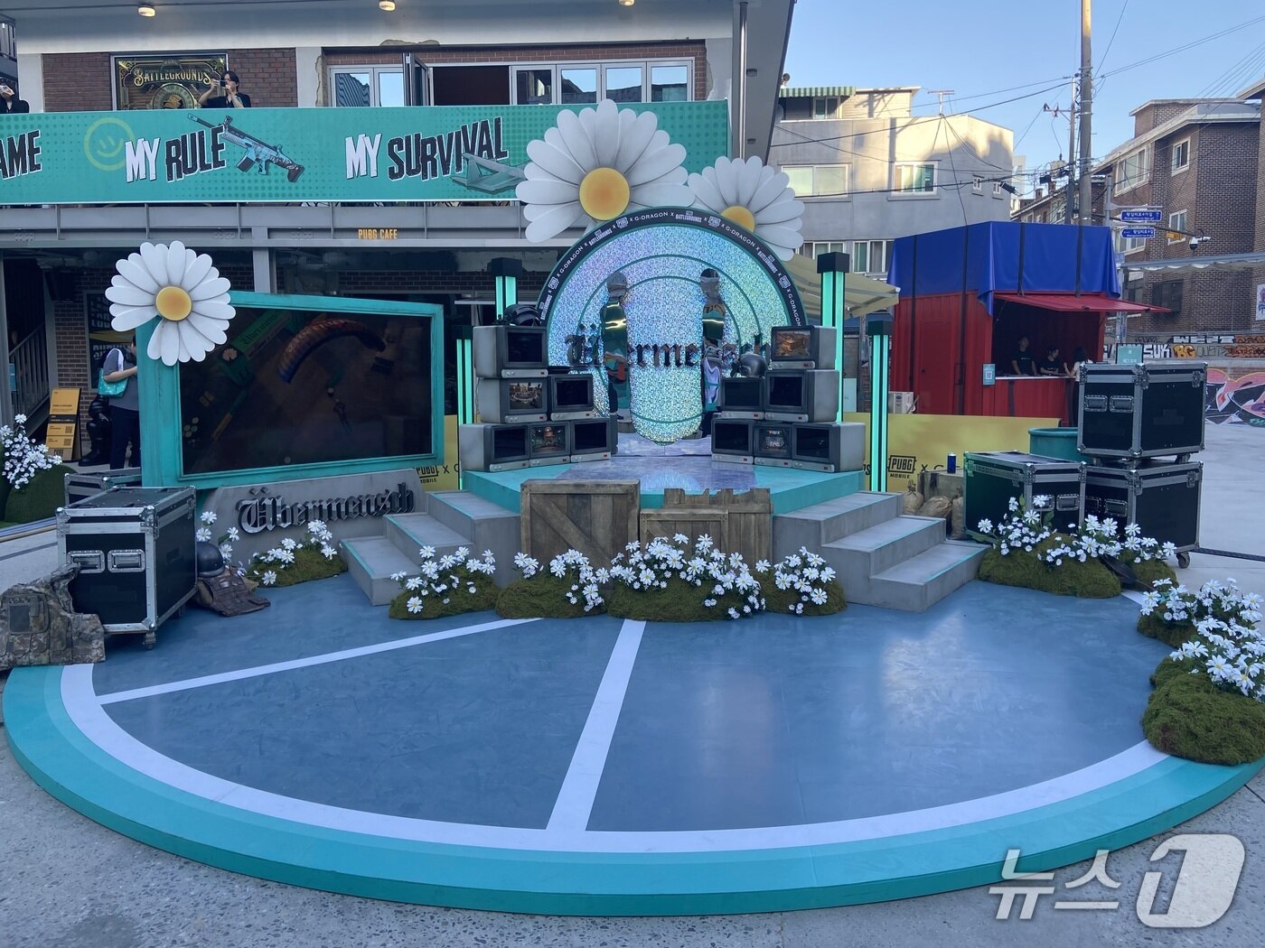 본문 이미지 - 크래프톤 'PUBG: 배틀그라운드' 37.2 업데이트를 통해 공개한 지드래곤 협업 이모트 스테이지. 2025.09.11. ⓒ 뉴스1 신은빈 기자