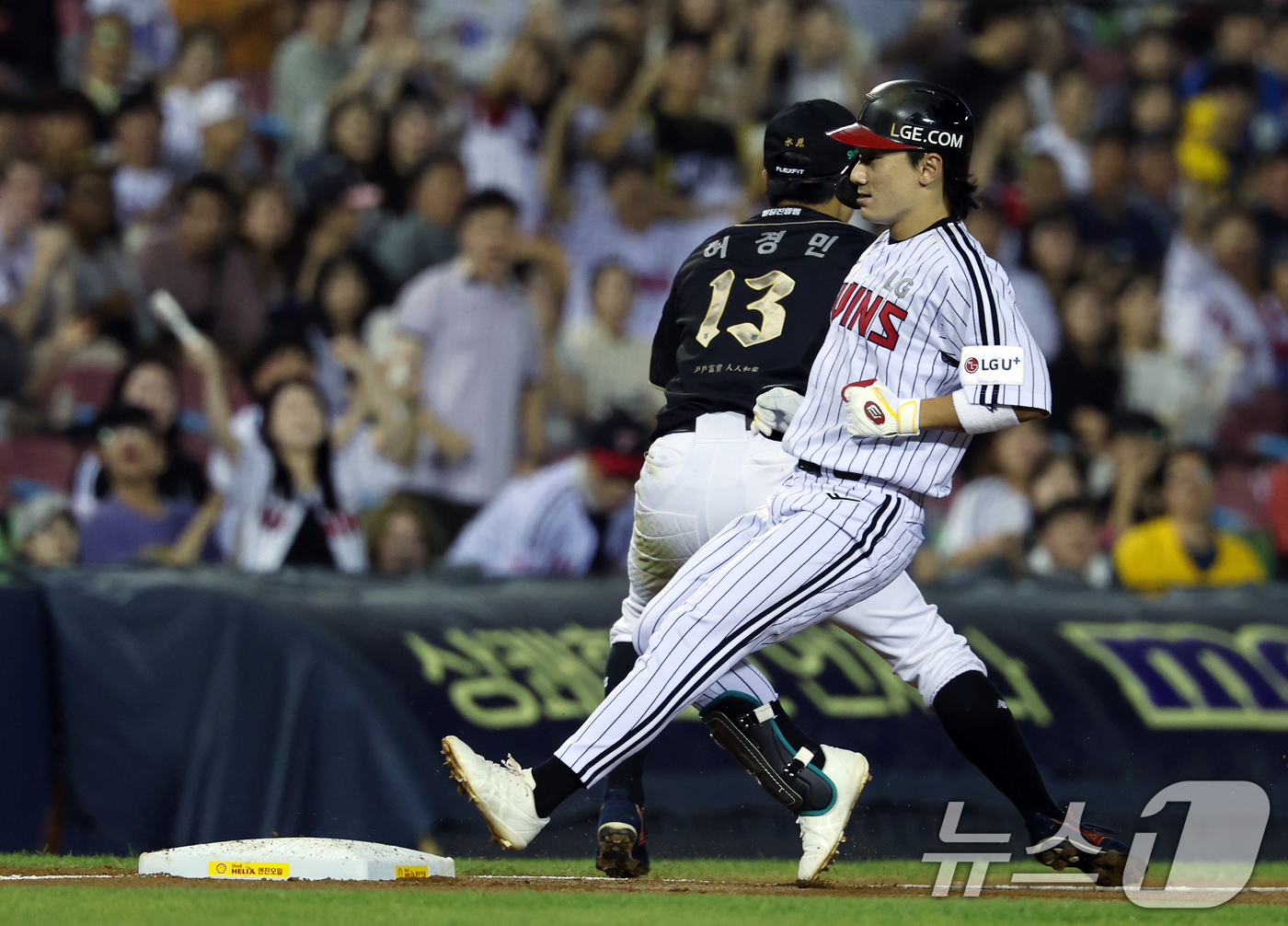 (서울=뉴스1) 박정호 기자 = 11일 오후 서울 송파구 잠실야구장에서 열린 프로야구 '2025 신한 SOL뱅크 KBO 리그' kt 위즈와 LG 트윈스의 경기 3회말 LG 선두타자 …