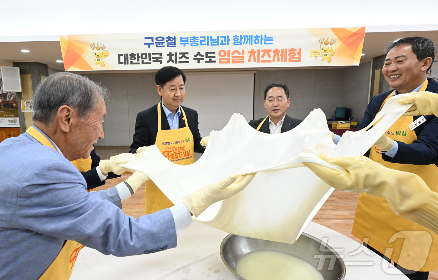 (서울=뉴스1) = 구윤철 부총리 겸 기획재정부 장관이 11일 오후 전북 임실군 임실치즈마을테마파크에서 열린 '기획재정부-임실군-국민연금공단 상생 자매결연 협약식'을 마치고 임실 …