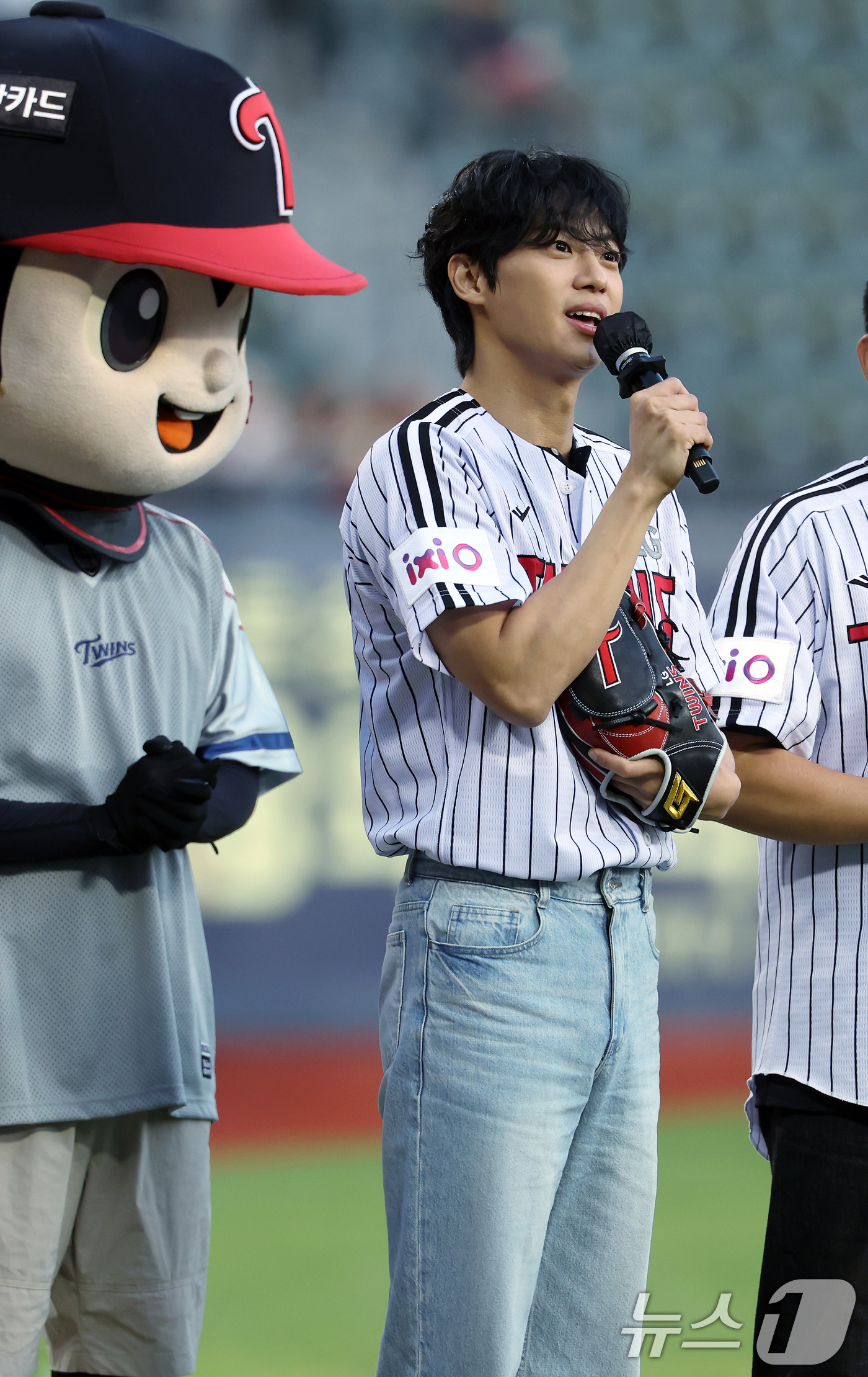 (서울=뉴스1) 박정호 기자 = 배우 이신영이 11일 오후 서울 송파구 잠실야구장에서 열린 프로야구 '2025 신한 SOL뱅크 KBO 리그' kt 위즈와 LG 트윈스의 경기에서 승 …