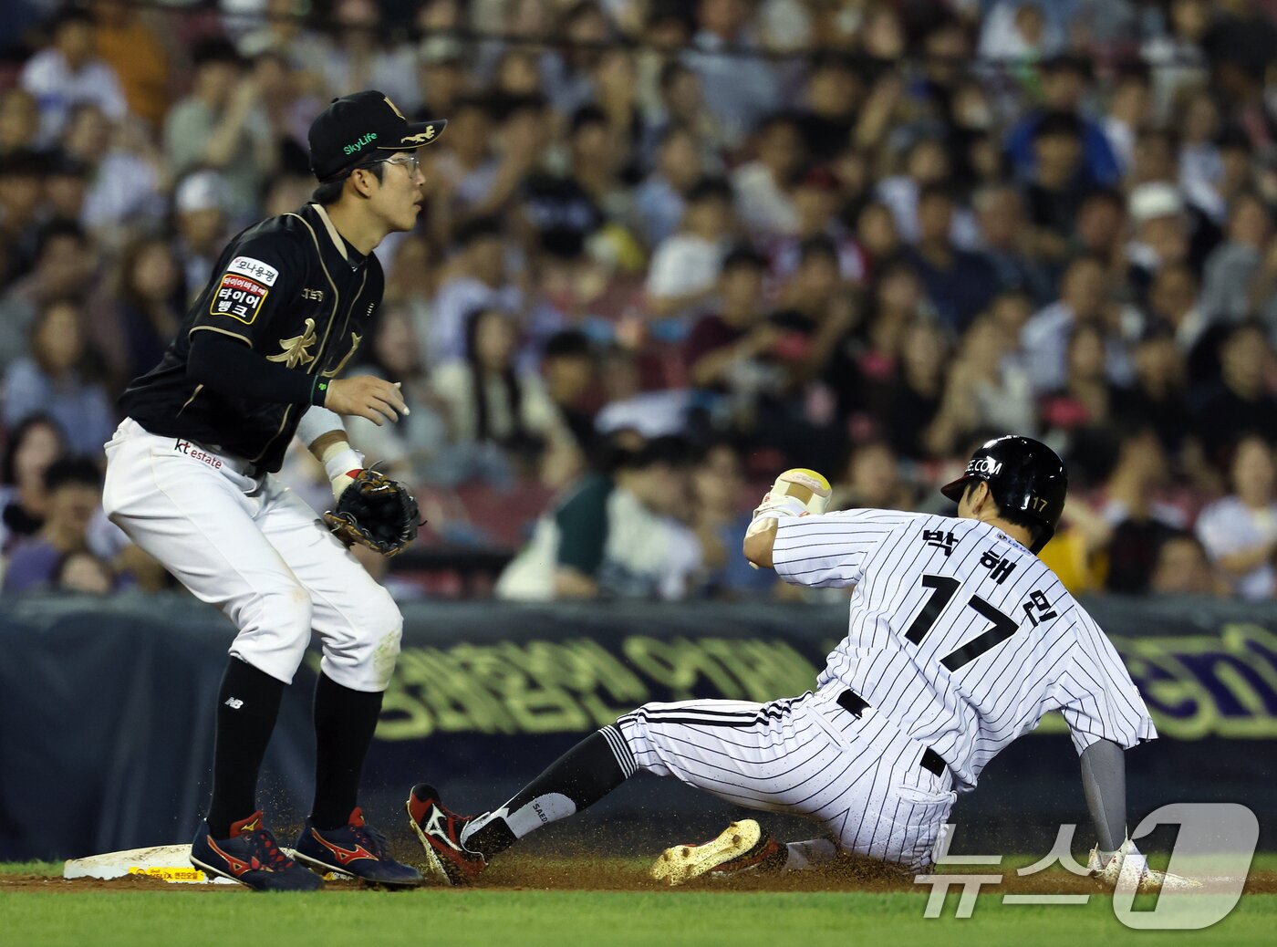 본문 이미지 - 11일 오후 서울 송파구 잠실야구장에서 열린 프로야구 '2025 신한 SOL뱅크 KBO 리그' kt 위즈와 LG 트윈스의 경기 6회말 1사 주자 1루 상황 신민재 타석때 1루 주자 LG 박해민이 2루 도루 성공 후 공이 뒤로 빠진 틈을 타 3루까지 달리고 있다. 2025.9.11 ⓒ 뉴스1 박정호 기자
