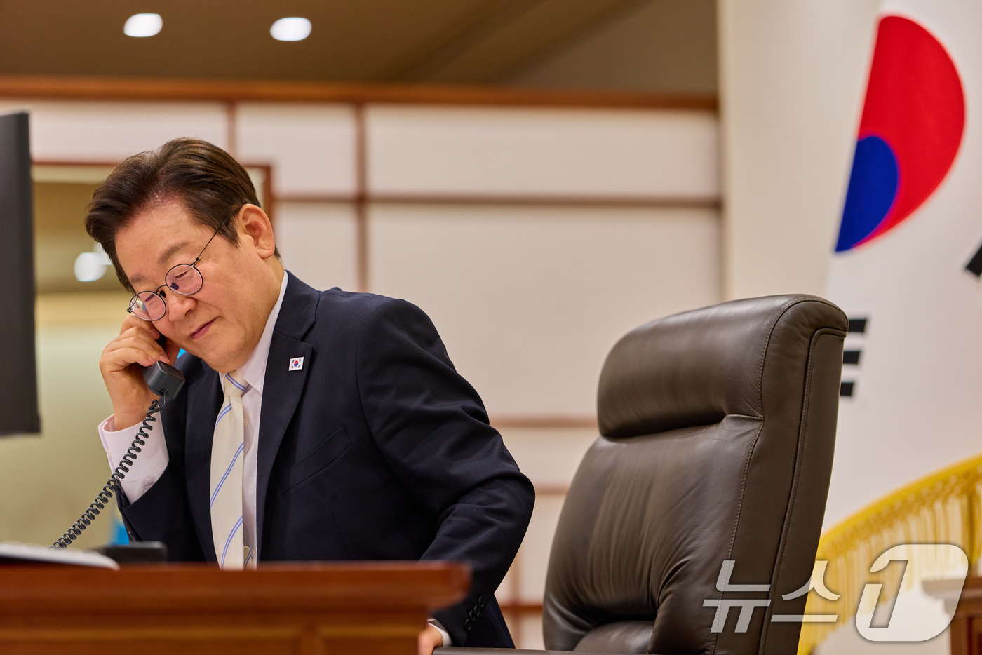 (서울=뉴스1) 허경 기자 = 이재명 대통령이 11일 서울 용산 대통령실 청사 집무실에서 에마뉘엘 마크롱(Emmanuel Macron) 프랑스 대통령과 전화 통화하고 있다. (대통 …