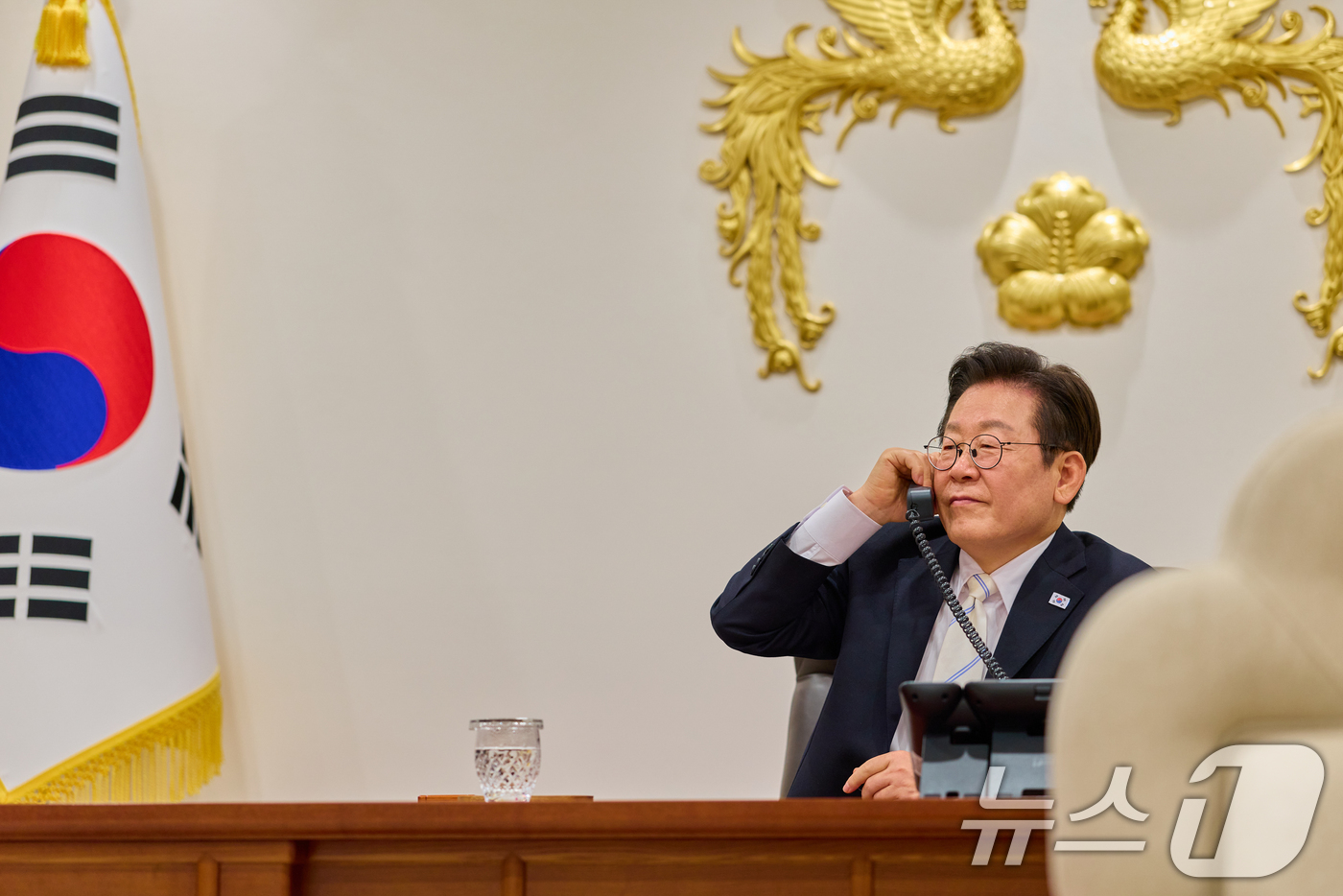 (서울=뉴스1) 허경 기자 = 이재명 대통령이 11일 서울 용산 대통령실 청사 집무실에서 에마뉘엘 마크롱(Emmanuel Macron) 프랑스 대통령과 전화 통화하고 있다. (대통 …