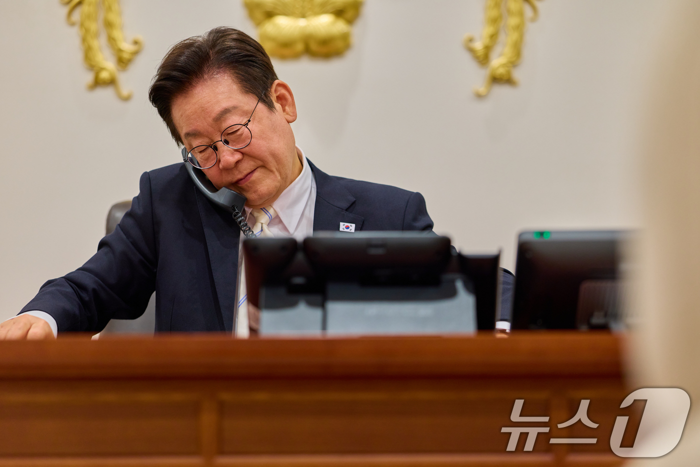 (서울=뉴스1) 허경 기자 = 이재명 대통령이 11일 서울 용산 대통령실 청사 집무실에서 에마뉘엘 마크롱(Emmanuel Macron) 프랑스 대통령과 전화 통화하고 있다. (대통 …