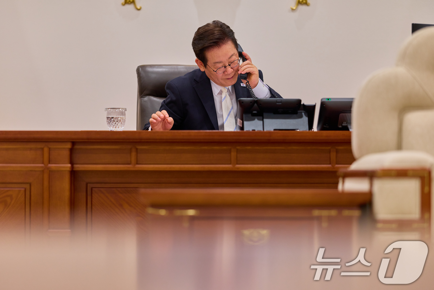 (서울=뉴스1) 허경 기자 = 이재명 대통령이 11일 서울 용산 대통령실 청사 집무실에서 에마뉘엘 마크롱(Emmanuel Macron) 프랑스 대통령과 전화 통화하고 있다. (대통 …