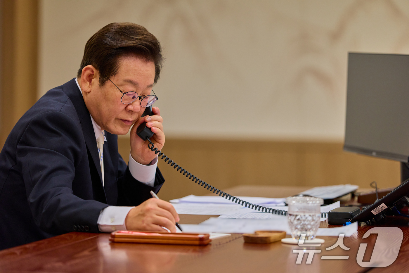 (서울=뉴스1) 허경 기자 = 이재명 대통령이 11일 서울 용산 대통령실 청사 집무실에서 도날드 투스크(Donald Tusk) 폴란드 총리와 전화 통화하고 있다. (대통령실 제공. …