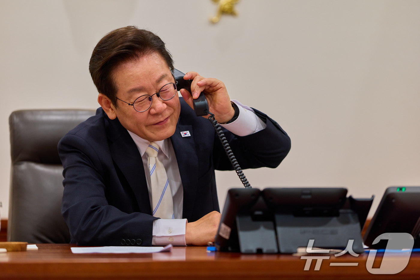 (서울=뉴스1) 허경 기자 = 이재명 대통령이 11일 서울 용산 대통령실 청사 집무실에서 도날드 투스크(Donald Tusk) 폴란드 총리와 전화 통화하고 있다. (대통령실 제공. …