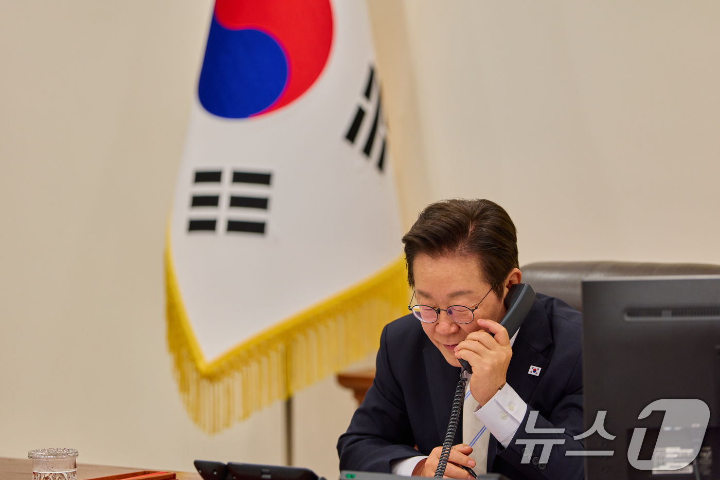 (서울=뉴스1) 허경 기자 = 이재명 대통령이 11일 서울 용산 대통령실 청사 집무실에서 도날드 투스크(Donald Tusk) 폴란드 총리와 전화 통화하고 있다. (대통령실 제공. …