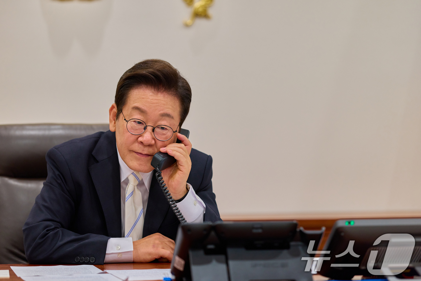 (서울=뉴스1) 허경 기자 = 이재명 대통령이 11일 서울 용산 대통령실 청사 집무실에서 도날드 투스크(Donald Tusk) 폴란드 총리와 전화 통화하고 있다. (대통령실 제공. …