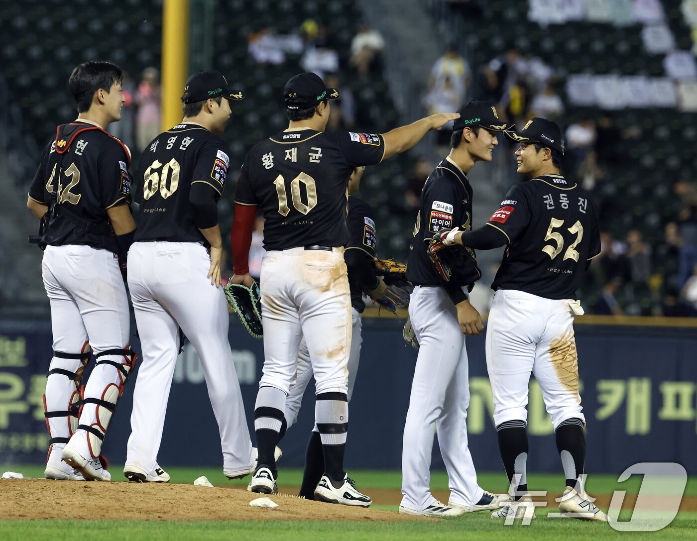본문 이미지 - 11일 오후 서울 송파구 잠실야구장에서 열린 프로야구 &#39;2025 신한 SOL뱅크 KBO 리그&#39; kt 위즈와 LG 트윈스의 경기 9회말 이닝을 무실점으로 막으며 승리를 확정지은 KT 선수들이 자축하고 있다. 2025.9.11/뉴스1 ⓒ News1 박정호 기자