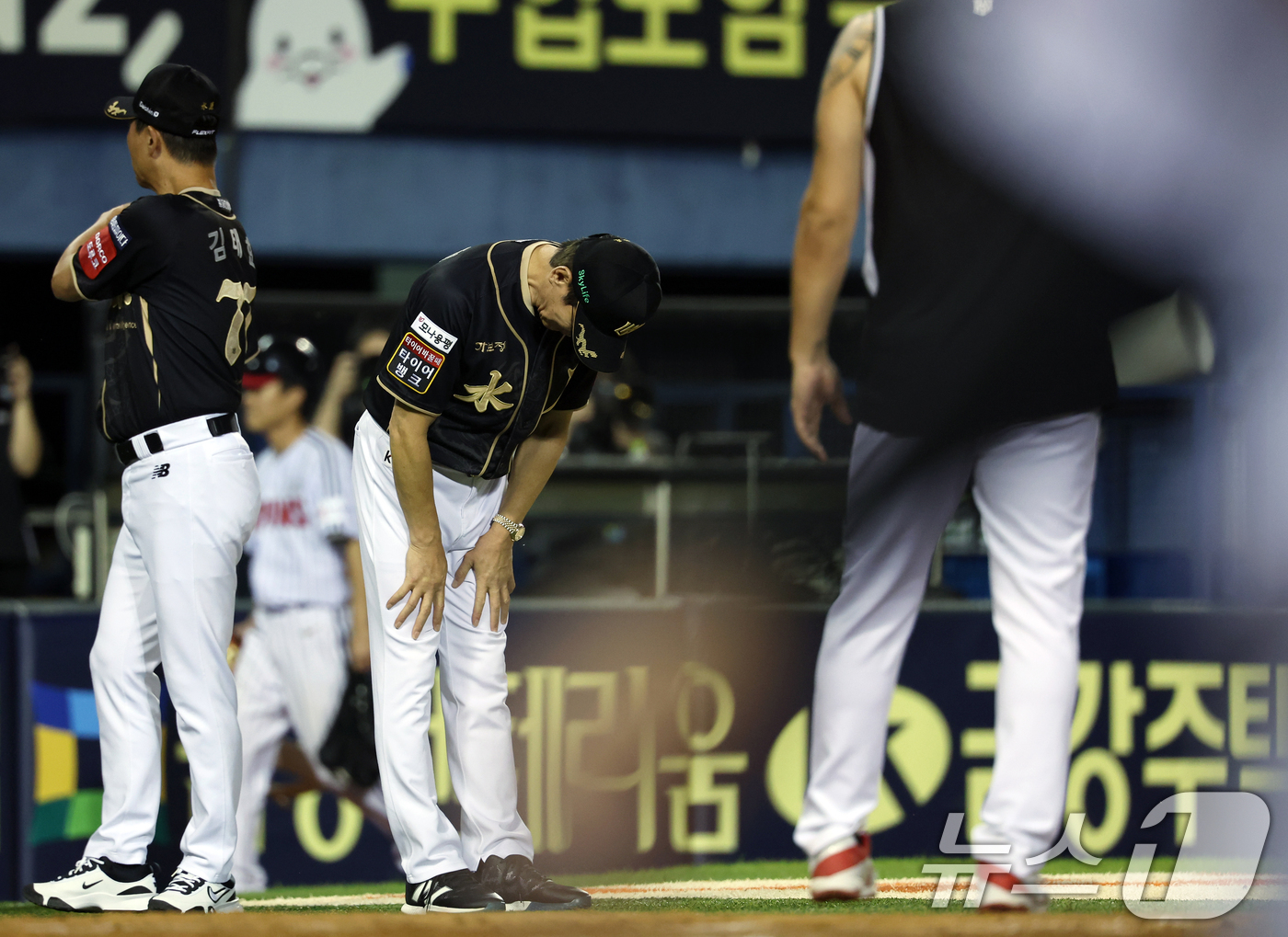 (서울=뉴스1) 박정호 기자 = 11일 오후 서울 송파구 잠실야구장에서 열린 프로야구 '2025 신한 SOL뱅크 KBO 리그' kt 위즈와 LG 트윈스의 경기에서 승리힌 KT 이강 …