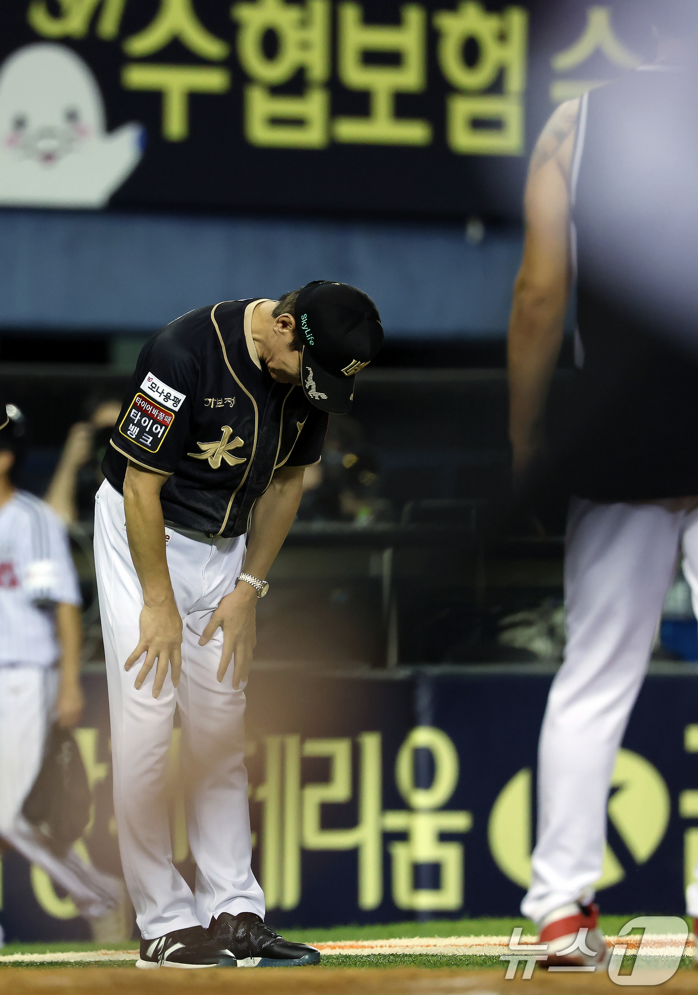 (서울=뉴스1) 박정호 기자 = 11일 오후 서울 송파구 잠실야구장에서 열린 프로야구 '2025 신한 SOL뱅크 KBO 리그' kt 위즈와 LG 트윈스의 경기에서 승리힌 KT 이강 …