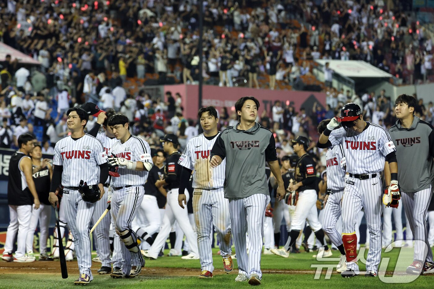 본문 이미지 - 11일 오후 서울 송파구 잠실야구장에서 열린 프로야구 &#39;2025 신한 SOL뱅크 KBO 리그&#39; kt 위즈와 LG 트윈스의 경기에서 6대 4로 패한 LG 선수들이 팬들에게 인사 후 더그아웃으로 향하고 있다. 2025.9.11/뉴스1 ⓒ News1 박정호 기자