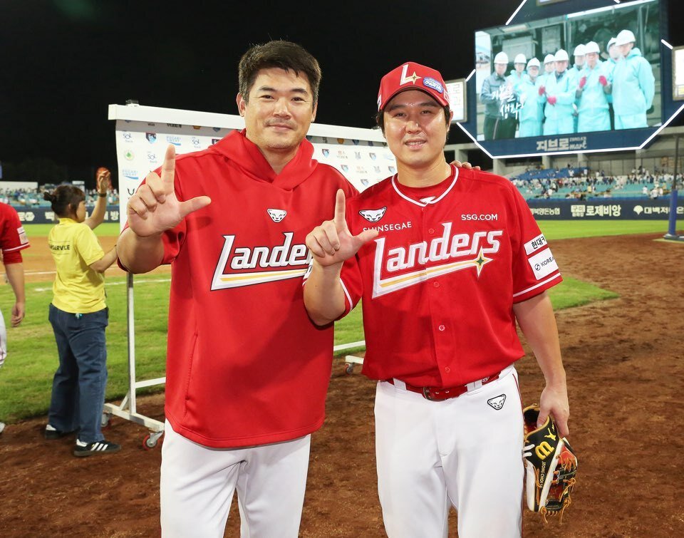 본문 이미지 - KBO리그 최초 10시즌 연속 20홈런을 달성한 최정&#40;오른쪽&#41;과 3시즌 연속 30홀드를 세운 노경은. &#40;SSG 랜더스 제공&#41;