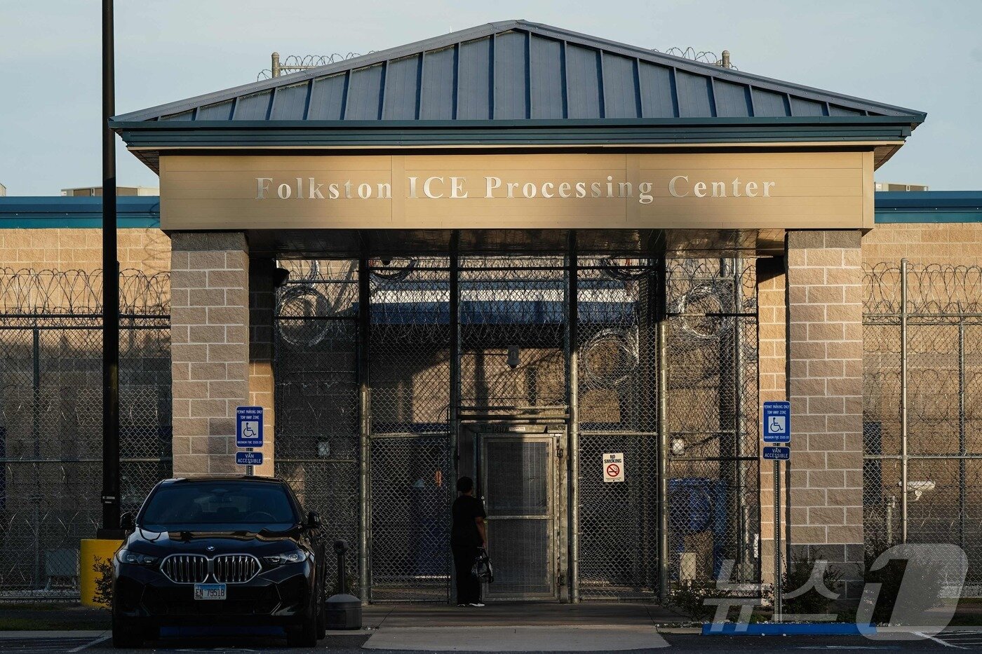 본문 이미지 - 지난 9일&#40;현지시간&#41; 조지아주 포크스턴&#40;Folkston&#41;에 있는 이민세관단속국&#40;ICE&#41; 구금시설에 한 여성이 들어가고 있다. 미국 이민 당국은 4일 조지아주의 현대차·LG 배터리 공장을 급습해 317명의 한국인 근로자를 포함해 475명을 체포·구금했다.  2025.09.11. ⓒ AFP=뉴스1 ⓒ News1 류정민 특파원