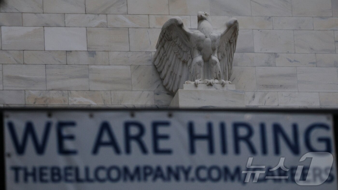 본문 이미지 - 8월 26일(현지시간) 미국 워싱턴DC 연방준비제도(Fed) 건물 외벽의 독수리 조형물 앞쪽으로 '직원 모집' 안내문이 비치고 있다. 2025.08.26. ⓒ 로이터=뉴스1 ⓒ News1 윤다정 기자