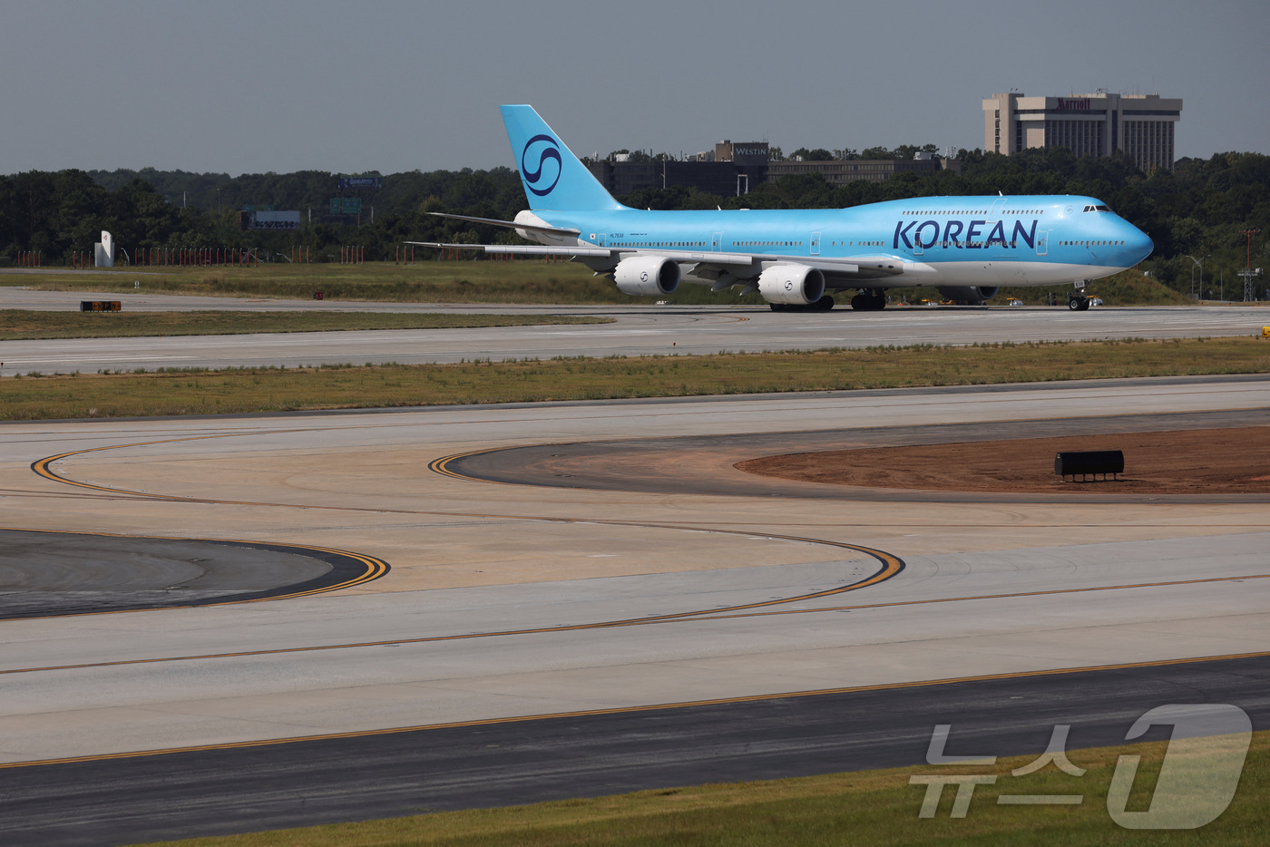 (로이터=뉴스1) = 11일(현지시간) 미국 조지아주 하츠필드-잭슨 애틀랜타 국제공항에 미국 이민당국에 의해 체포·구금됐다 풀려난 한국인 근로자들이 탑승할 대한항공 전세기가 보이고 …