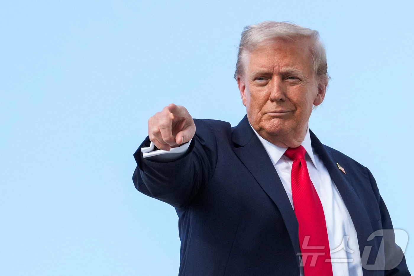 (앤드루스 합동기지 로이터=뉴스1) 강서연 기자 = 도널드 트럼프 미국 대통령이 11일(현지시간) 미국 메릴랜드주 앤드루스 합동기지에서 뉴욕으로 출발하는 에어포스 원(미 대통령 전 …