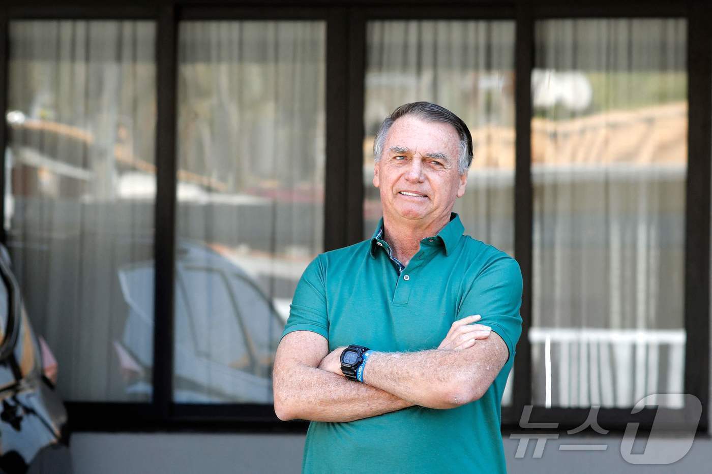 본문 이미지 - 11일&#40;현지시간&#41; 브라질리아 자택의 차고에서 제스처를 취하고 있는 자이르 보우소나루 전 브라질 대통령. 2025.09.11.ⓒ AFP=뉴스1