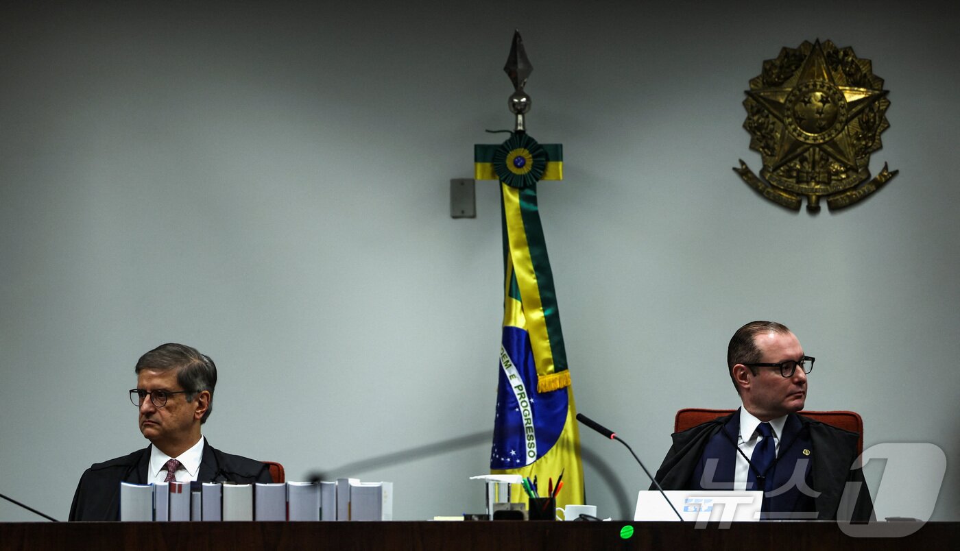 본문 이미지 - 11일&#40;현지시간&#41; 브라질리아에서 열린 자이르 보우소나루 전 대통령의 2022년 대선 전복 쿠데타 모의 혐의에 대한 재판 최종 단계에서 브라질 연방검찰총장 파울루 고네치 브랑쿠&#40;왼쪽&#41;와 브라질 연방대법원 대법관 크리스티아누 자닌이 심리에 참석하고 있다.ⓒ 로이터=뉴스1