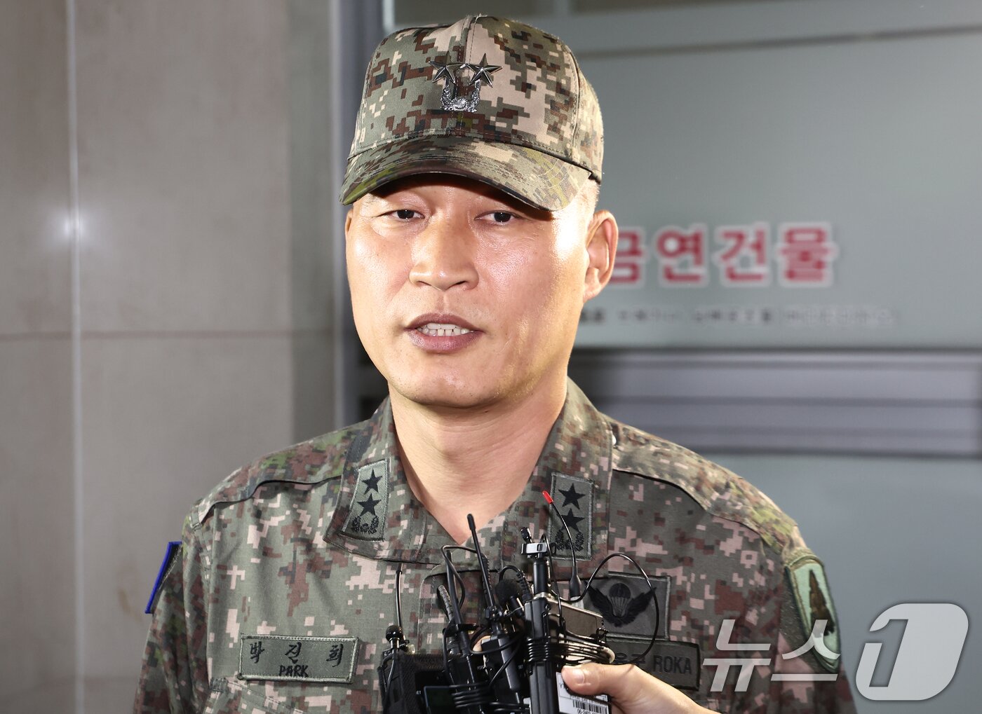 본문 이미지 - 박진희 전 국방부 군사보좌관이 12일 오전 서울 서초구 '순직 해병 특검'(이명현 특별검사) 사무실에서 피의자 조사를 받기 위해 출석하기에 앞서 취재진 질의에 답변하고 있다. 2025.9.12/뉴스1 ⓒ News1 김민지 기자